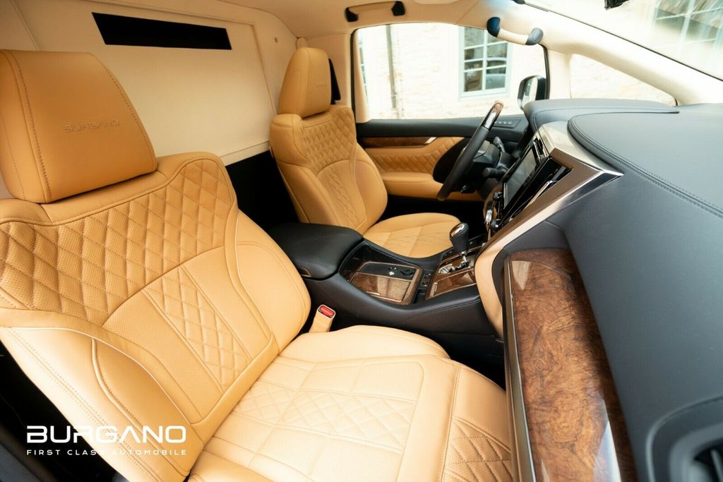 Lexus LM 300h VIP executive lounge
